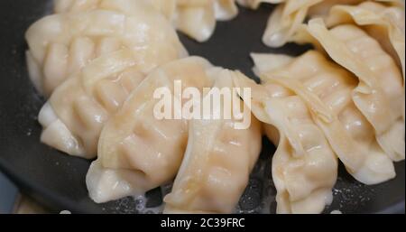 Chinesischen Fleischknödel in Pfanne braten Stockfoto