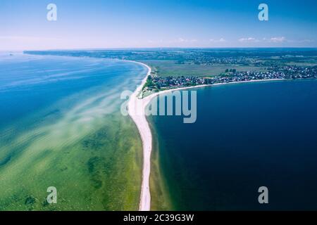 Rewa, Polen. Luftaufnahme des Isthmus Rewski im Sommer an der Ostsee in Rewa, pommersche Woiwodschaft, Polen. Stockfoto