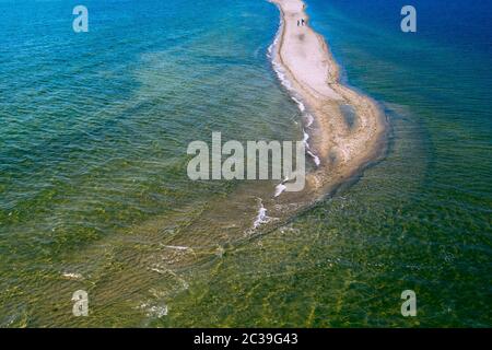 Rewa, Polen. Luftaufnahme des Isthmus Rewski im Sommer an der Ostsee in Rewa, pommersche Woiwodschaft, Polen. Stockfoto