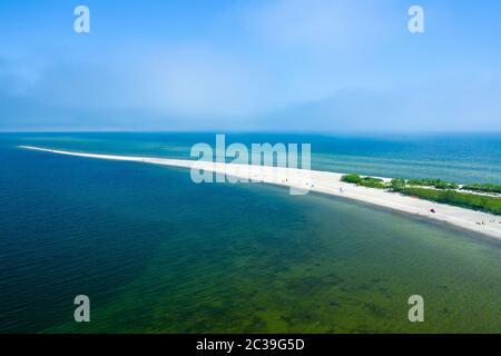 Rewa, Polen. Luftaufnahme des Isthmus Rewski im Sommer an der Ostsee in Rewa, pommersche Woiwodschaft, Polen. Stockfoto