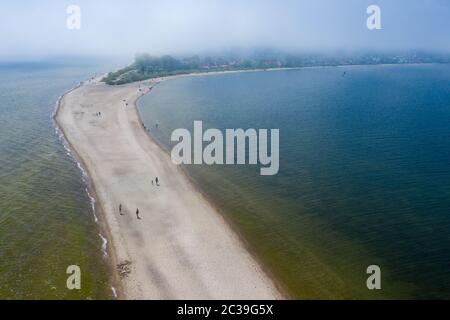 Rewa, Polen. Luftaufnahme des Isthmus Rewski im Sommer an der Ostsee in Rewa, pommersche Woiwodschaft, Polen. Stockfoto