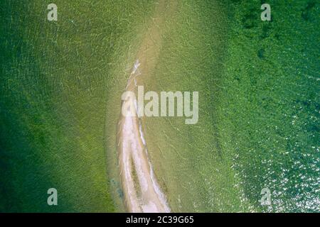 Rewa, Polen. Luftaufnahme des Isthmus Rewski im Sommer an der Ostsee in Rewa, pommersche Woiwodschaft, Polen. Stockfoto