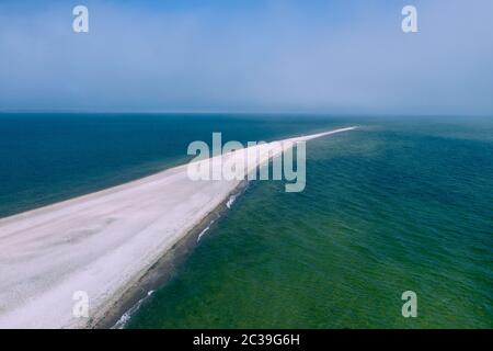 Rewa, Polen. Luftaufnahme des Isthmus Rewski im Sommer an der Ostsee in Rewa, pommersche Woiwodschaft, Polen. Stockfoto