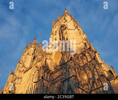 Ein Blick nach oben auf die Türme vor dem york Münster im Sonnenlicht Stockfoto