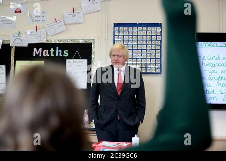 Premierminister Boris Johnson nimmt an einer sozial distanzierten Unterrichtsstunde Teil, während er die Bovingdon Primary School in Bovingdon, Hemel Hempstead, Hertfordshire, besucht, nachdem ein Plan von 1 Milliarde GBP angekündigt wurde, um Schülern zu helfen, ihre Ausbildung vor September nachzuholen, nachdem sie während der Coronavirus-Sperre Monate außerhalb der Schule verbracht hatten. Stockfoto