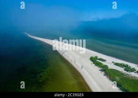 Rewa, Polen. Luftaufnahme des Isthmus Rewski im Sommer an der Ostsee in Rewa, pommersche Woiwodschaft, Polen. Stockfoto