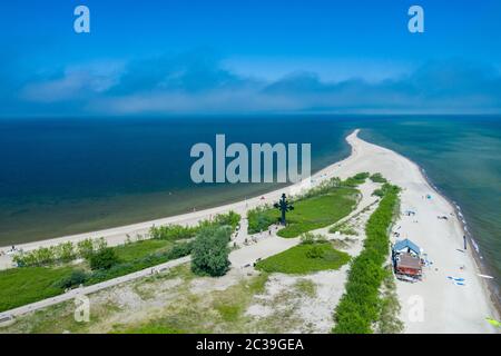 Rewa, Polen. Luftaufnahme des Isthmus Rewski im Sommer an der Ostsee in Rewa, pommersche Woiwodschaft, Polen. Stockfoto