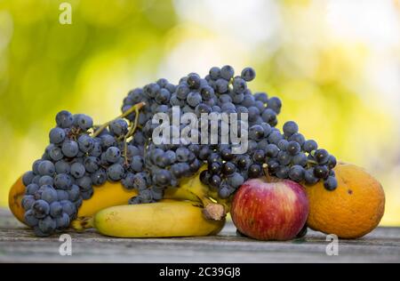 Früchte in Holztisch im Freien im Garten Stockfoto