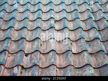 Ein Vollformat Bild der traditionellen alten Terrakotta gekrümmten überlappenden Pantile Dachziegel Stockfoto