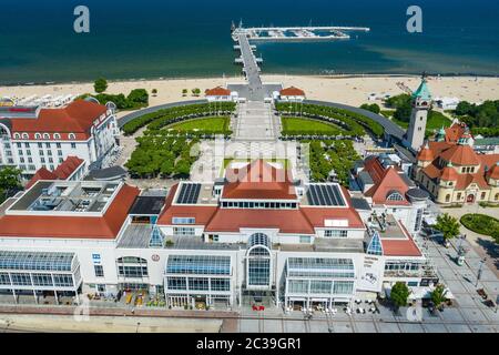 Sopot Luftansicht. Wunderschöne Architektur des Sopot Resorts von oben. Hölzerner Pier (molo) und Golf von Danzig. Sopot ist ein wichtiges Touristenziel in Pol Stockfoto