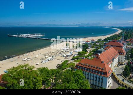 Sopot Luftansicht. Wunderschöne Architektur des Sopot Resorts von oben. Hölzerner Pier (molo) und Golf von Danzig. Sopot ist ein wichtiges Touristenziel in Pol Stockfoto