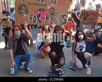 Bei einer BLM-Kundgebung in Brighton machen sich die Demonstranten das Knie Stockfoto