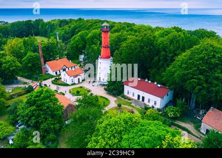 Luftaufnahme des Leuchtturms im kleinen Dorf Rozewie an der polnischen Ostseeküste. Polen. Europa. Stockfoto