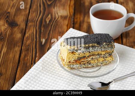 Stück Kuchen mit Mohn auf Glasplatte Nahaufnahme Stockfoto