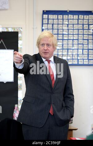 Premierminister Boris Johnson nimmt an einer sozial distanzierten Unterrichtsstunde Teil, während er die Bovingdon Primary School in Bovingdon, Hemel Hempstead, Hertfordshire, besucht, nachdem ein Plan von 1 Milliarde GBP angekündigt wurde, um Schülern zu helfen, ihre Ausbildung vor September nachzuholen, nachdem sie während der Coronavirus-Sperre Monate außerhalb der Schule verbracht hatten. Stockfoto