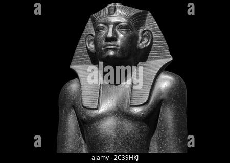 Pharao ägyptische Götter tot Religion Symbol Stein Statue isoliert auf schwarz. Stein pharao tutanchamen Maske auf schwarzem Hintergrund Stockfoto