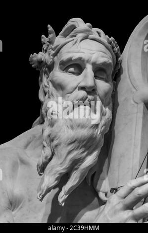 Kopf und Schultern Detail des alten Mannes mit Bart Skulptur. Antikes Gesicht mit Whiskers Statue isoliert auf schwarzem Hintergrund Stockfoto