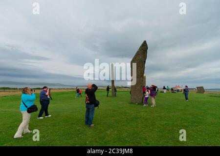 Touristen bei Stones of Stenness, Orkney Isles Stockfoto