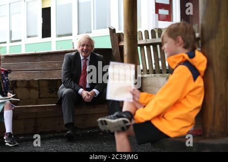 Premierminister Boris Johnson nimmt an einer sozial distanzierten Unterrichtsstunde Teil, während er die Bovingdon Primary School in Bovingdon, Hemel Hempstead, Hertfordshire, besucht, nachdem ein Plan von 1 Milliarde GBP angekündigt wurde, um Schülern zu helfen, ihre Ausbildung vor September nachzuholen, nachdem sie während der Coronavirus-Sperre Monate außerhalb der Schule verbracht hatten. Stockfoto