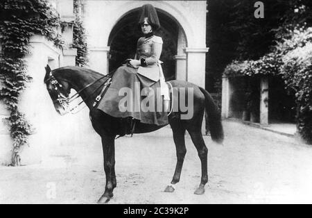 Prinzessin Alexandra Victoria von Preußen (geb. von Schleswig-Holstein-Sonderburg-Gluecksburg) in der Uniform des Kurmaerkischen Dragonerregiments Nr. 14. Sitzt auf einem Pferd im Seitensattel. Sie war von 1912 bis zu seiner Auflösung nach dem Ersten Weltkrieg Regimentsleiter. Das Bild wurde um 1913 in der elsässischen Stadt Colmar aufgenommen, wo auch das Regiment stationiert war. Stockfoto