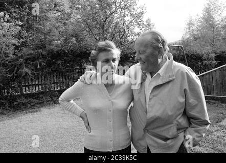 Rennfahrer Hans Stuck und seine Frau Christa-Maria im Garten ihres Hauses in Garmisch. Stockfoto