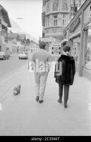 Elizabeth Taylor und Richard Burton machen einen Spaziergang in Garmisch-Wallgau während der Dreharbeiten zu Burtons Film "der Spion, der aus der Kälte kam". Stockfoto