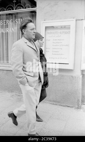 Elizabeth Taylor und Richard Burton machen einen Spaziergang in Garmisch-Wallgau während der Dreharbeiten zu Burtons Film "der Spion, der aus der Kälte kam". Stockfoto