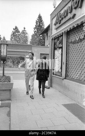 Elizabeth Taylor und Richard Burton machen einen Spaziergang in Garmisch-Wallgau während der Dreharbeiten zu Burtons Film "der Spion, der aus der Kälte kam". Stockfoto