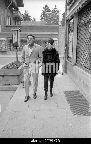 Elizabeth Taylor und Richard Burton machen einen Spaziergang in Garmisch-Wallgau während der Dreharbeiten zu Burtons Film "der Spion, der aus der Kälte kam". Stockfoto