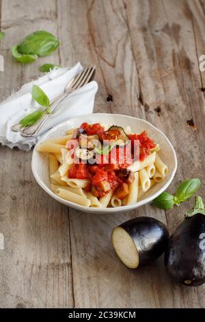 Penne Alla norma - traditionelle italienische Pasta mit Auberginen und Tomaten/Paradeiser Stockfoto