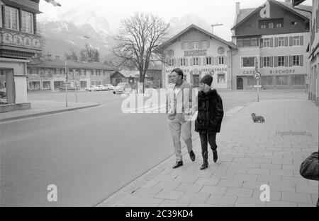 Elizabeth Taylor und Richard Burton machen einen Spaziergang in Garmisch-Wallgau während der Dreharbeiten zu Burtons Film "der Spion, der aus der Kälte kam". Stockfoto