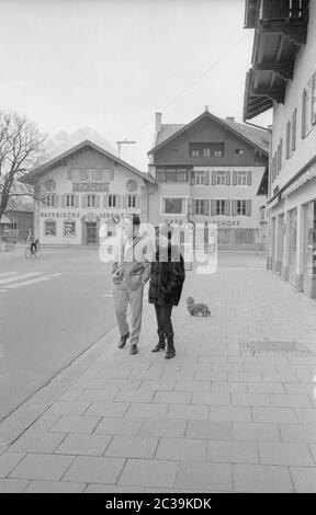 Elizabeth Taylor und Richard Burton machen einen Spaziergang in Garmisch-Wallgau während der Dreharbeiten zu Burtons Film "der Spion, der aus der Kälte kam". Stockfoto