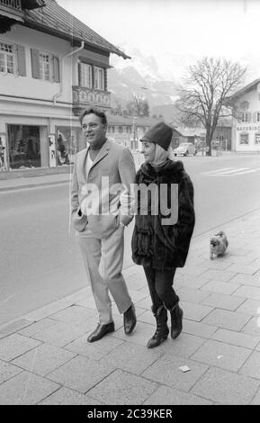 Elizabeth Taylor und Richard Burton machen einen Spaziergang in Garmisch-Wallgau während der Dreharbeiten zu Burtons Film "der Spion, der aus der Kälte kam". Stockfoto