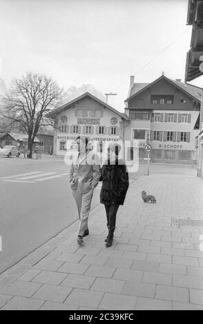 Elizabeth Taylor und Richard Burton machen einen Spaziergang in Garmisch-Wallgau während der Dreharbeiten zu Burtons Film "der Spion, der aus der Kälte kam". Stockfoto