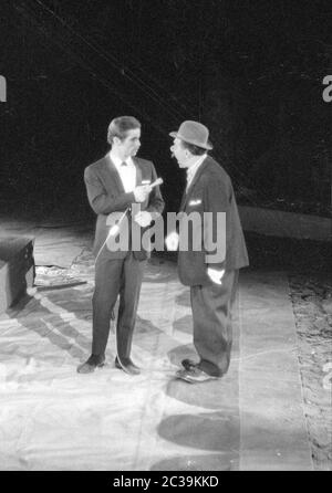 Ein Clown wird vom Ringmeister im Circus Krone in München interviewt. Stockfoto