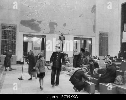 Blick in die Wartehalle des Flughafens Vnukovo. Im Hintergrund ist die Statue von Josef Stalin, die nach der Stalinrede 1956 mit einem Tuch bedeckt war. Undatierte Aufnahme, aber wahrscheinlich während Adenauers Reise nach Moskau aufgenommen. Stockfoto