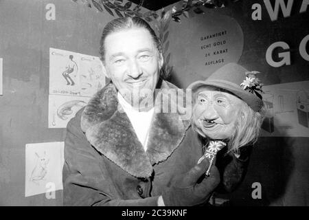 Der berühmte Erfinder Walter Thiele auf der "Erfinder- und Neuheitenausstellung" in Nürnberg. Er präsentiert den Kopf einer lachenden Puppe. Stockfoto