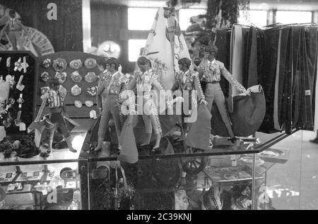 Spanische Stierkämpfer in traditioneller Tracht in Form von Barbie-Puppen am Flughafen Madrid. Stockfoto