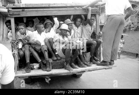 Die Bewohner der karibischen Insel Antigua sitzen überfüllt auf einem Van. Stockfoto