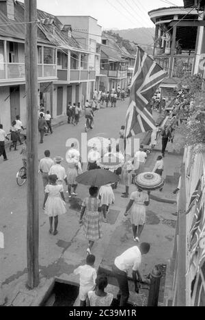 Lebhafte Straße auf Antigua. Der britische Union Jack hängt an einer Hausmauer, Antigua erst seine Unabhängigkeit im Jahr 1981. Stockfoto