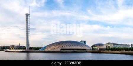 Panorama des Glasgow Science Center. Tower, SEC, BBC Pacific Quay und Queen Mary. Stockfoto