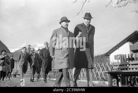 Während eines Besuchs in Schruns in Österreich will der rumänische Ministerpräsident Ion Gheorghe Maurer im Jagdgebiet von Dr. Bertsch eine Gämse jagen: Maurer (links) mit Dr. Bertsch. Stockfoto