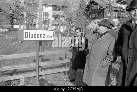 Während eines Besuchs in Schruns in Österreich will der rumänische Ministerpräsident Ion Gheorghe Maurer im Jagdgebiet von Dr. Bertsch eine Gämse jagen: Maurer und Dr. Bertsch. Stockfoto