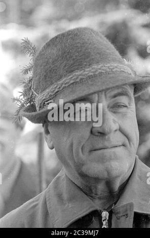 Während eines Besuchs in Schruns in Österreich will der rumänische Ministerpräsident Ion Gheorghe Maurer im Jagdgebiet von Dr. Bertsch eine Gämse jagen. Stockfoto