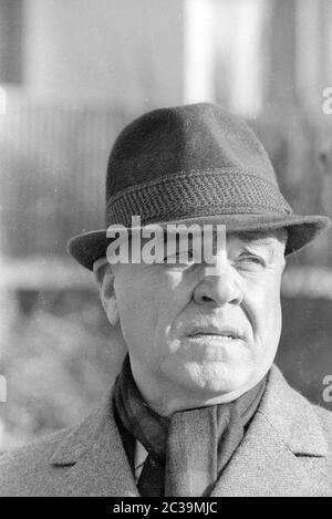 Während eines Besuchs in Schruns in Österreich will der rumänische Ministerpräsident Ion Gheorghe Maurer im Jagdgebiet von Dr. Bertsch eine Gämse jagen. Stockfoto