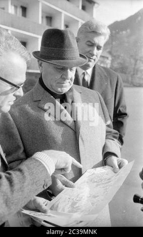 Während eines Besuchs in Schruns in Österreich will der rumänische Ministerpräsident Ion Gheorghe Maurer im Jagdgebiet von Dr. Bertsch eine Gämse jagen. Stockfoto