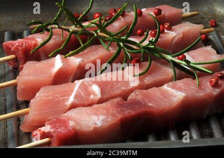 Rohe Arrosticini in der Pfanne Stockfoto