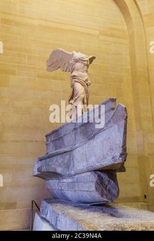 Die geflügelte Sieg von Samothrace (Nike von Samothrace) Statue im Louvre Museum - Paris Frankreich Stockfoto