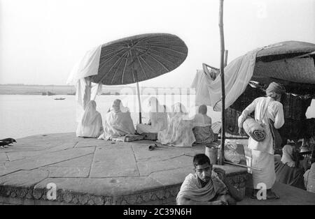 Hindus am Ganges in Benares, auch bekannt als Varanasi oder Kashi, im Bundesstaat Uttar Pradesh. Die mehr als 2500 Jahre alte Stadt soll die Stadt Shiva sein, eine der wichtigsten Hindu-Gottheiten. Stockfoto