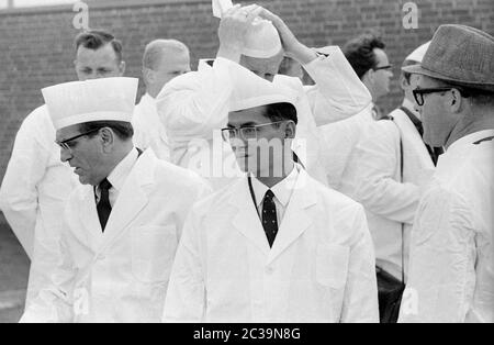 Das Königspaar Bhumibol Adulyadej Rama IX und seine Frau Sirikit besuchen auf ihrer Reise nach Deutschland eine Fischfabrik in Bremen. Stockfoto